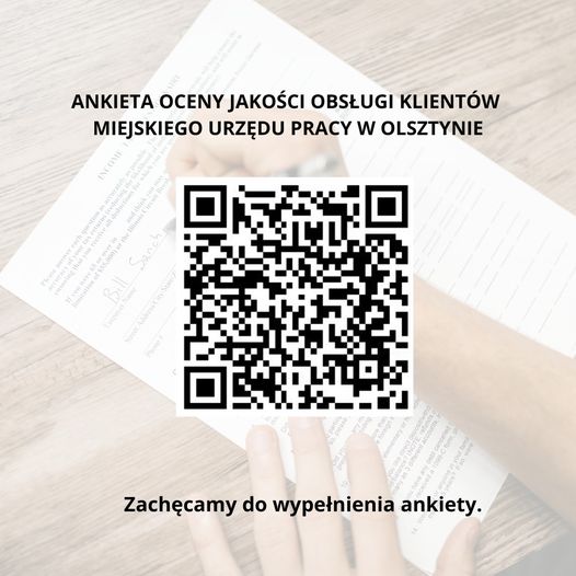 Obraz z kodem QR do ankiety oceny jakości obsługi klientów Miejskiego Urzędu Pracy w Olsztynie, w tle znajdują się ręce wypełniające ankietę.